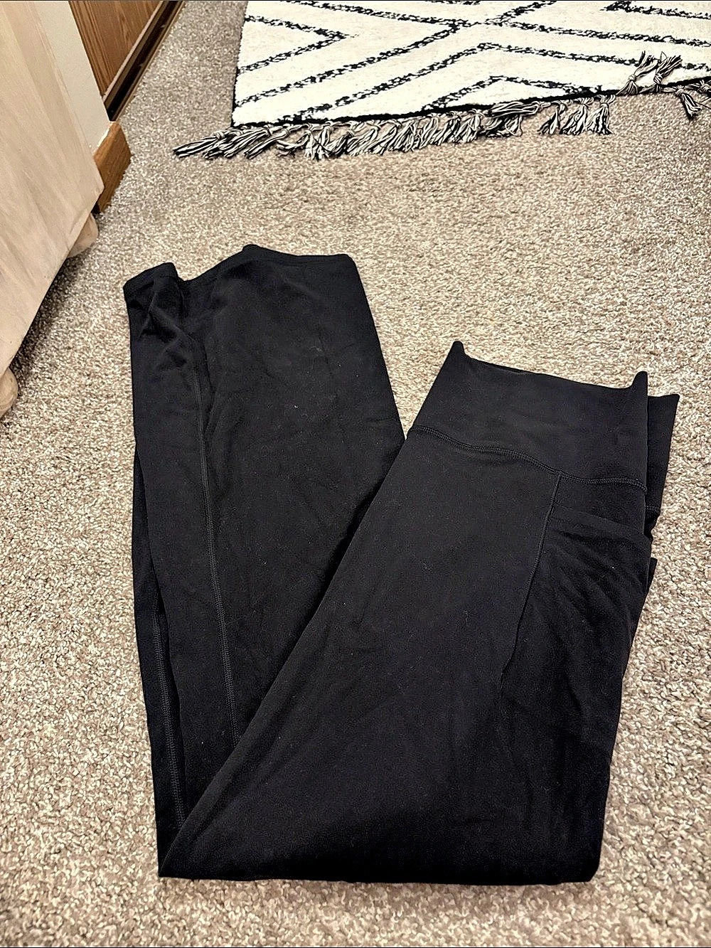 Like new Athleta flare leggings with pockets